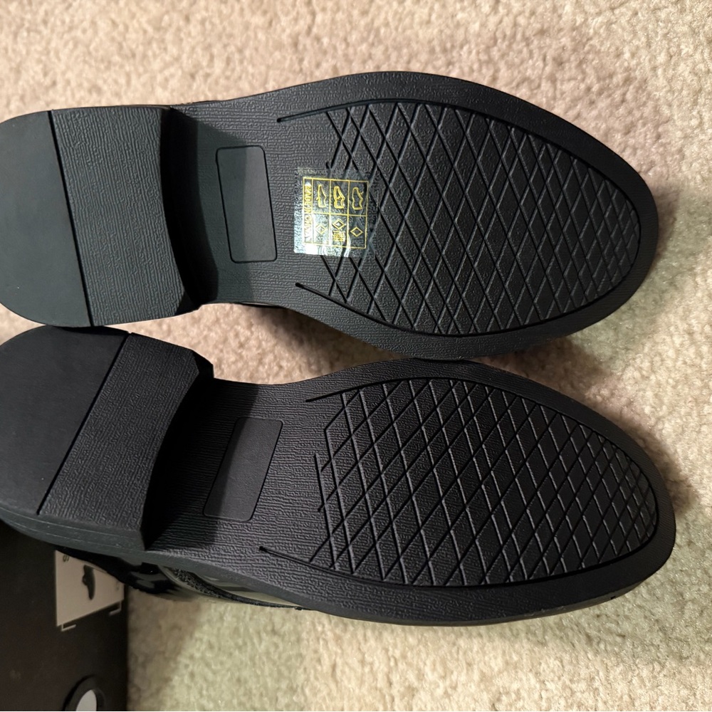 Stylish Black Patent Leather Kids Dress Shoes - Picture 2 of 3